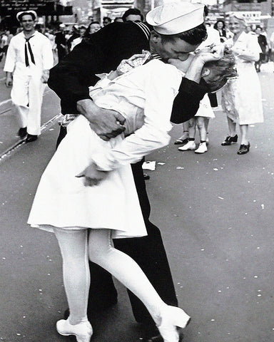 V-J Day Kiss