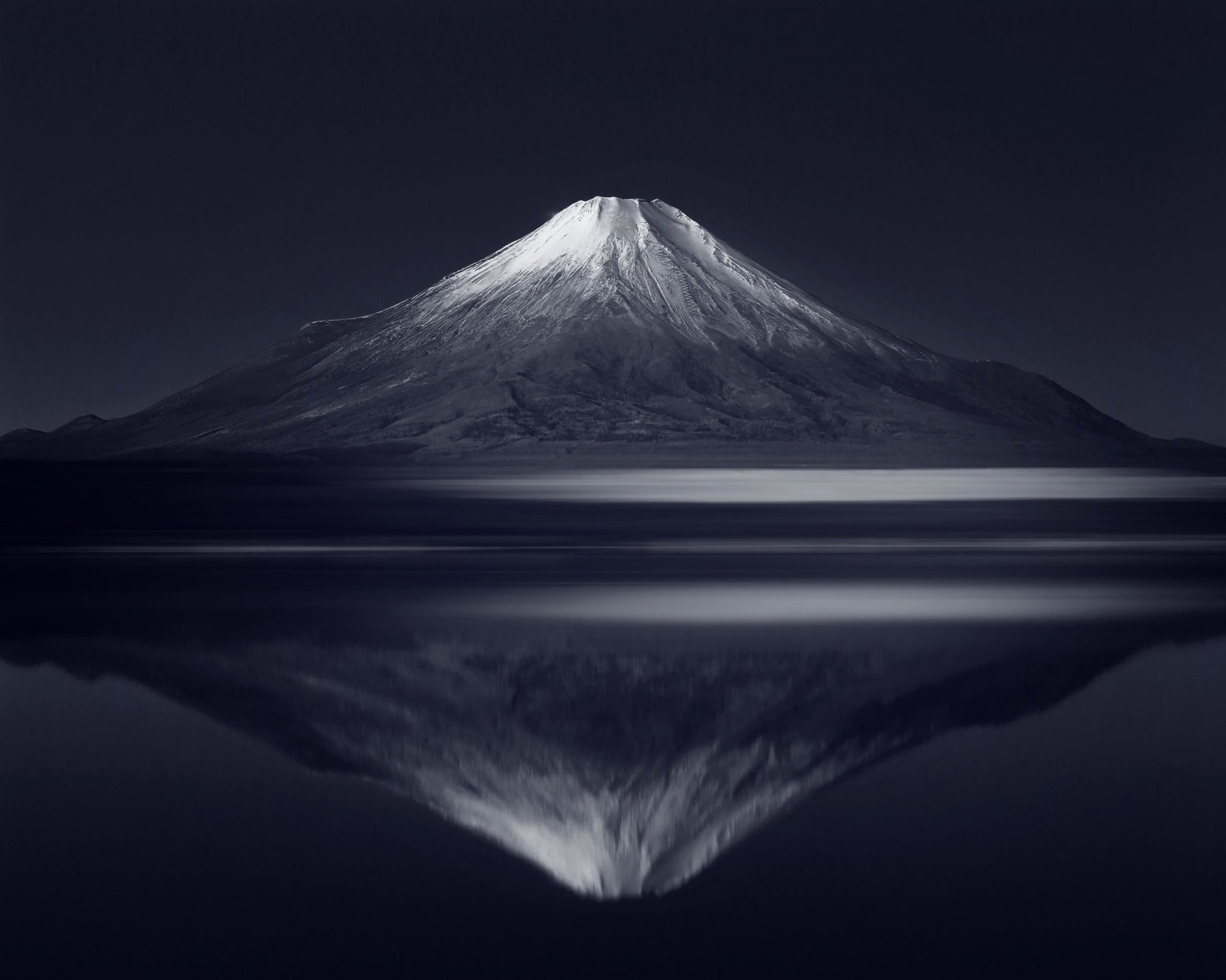 Minimal Mountain Reflection