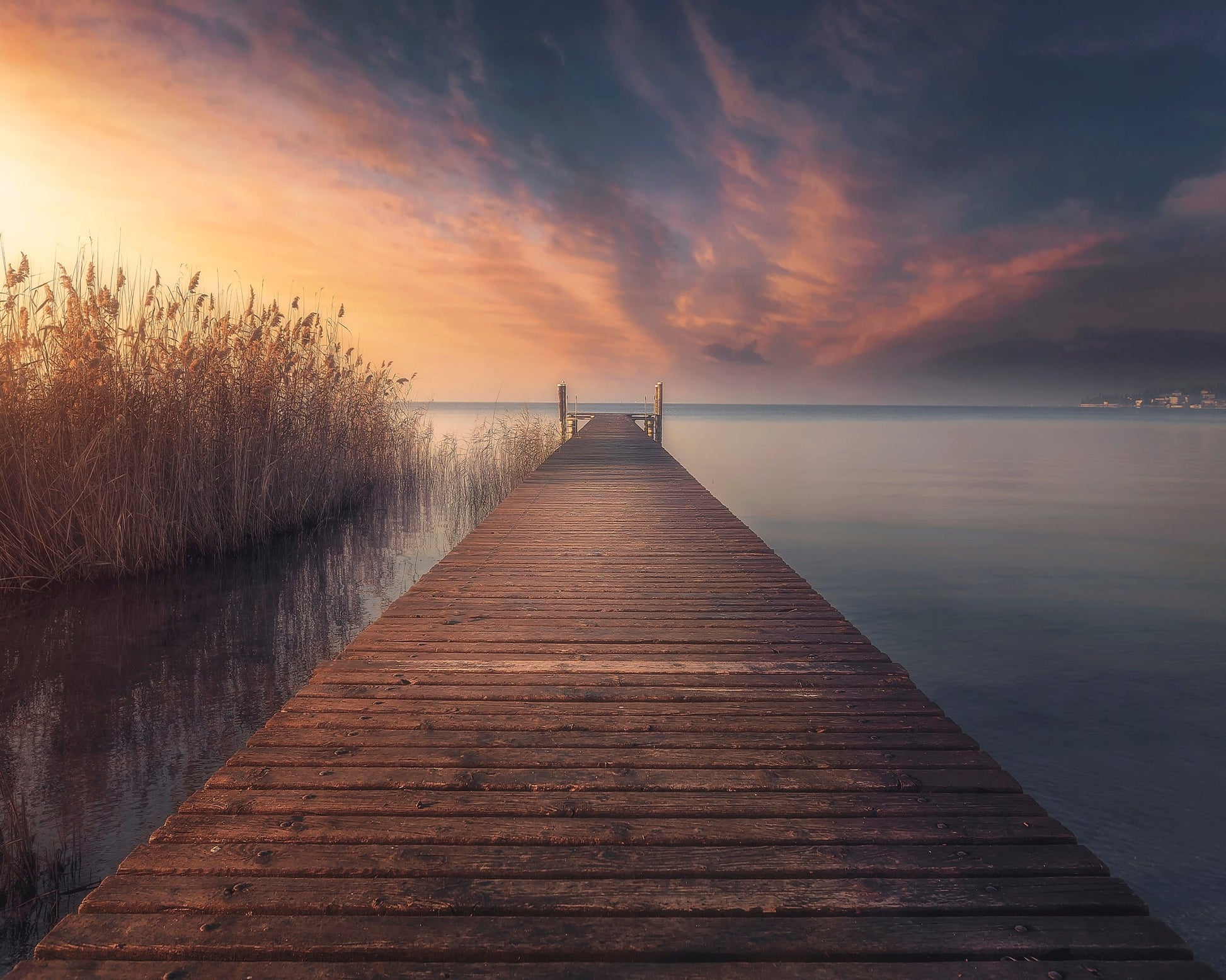 Golden Pier Horizon